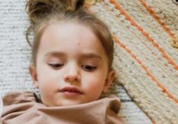 赞字五行属性及取名寓意,多姿多彩的带赞字女宝宝名字大全